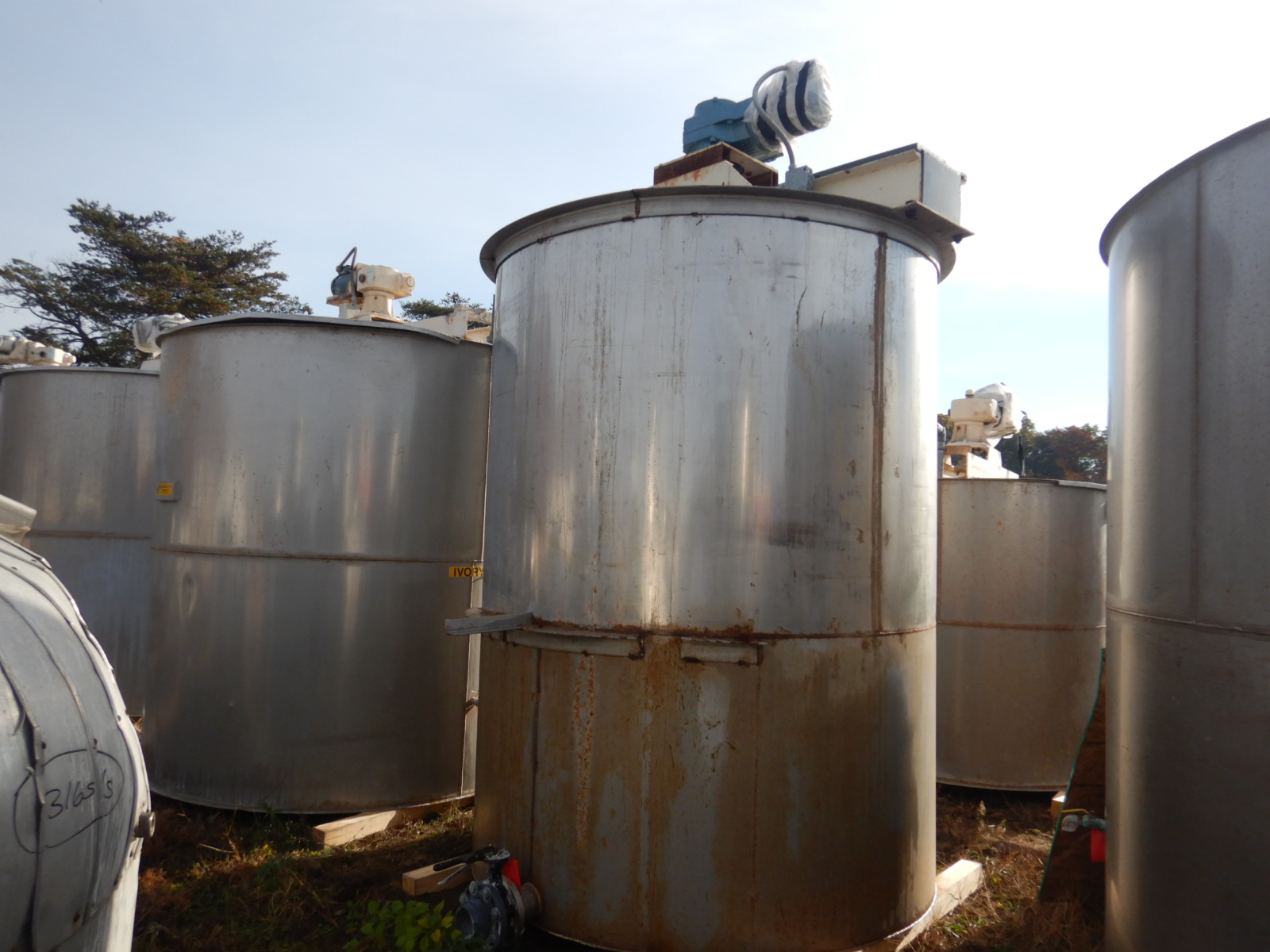 2000 Gallon Stainless Steel Vertical Mix Tank