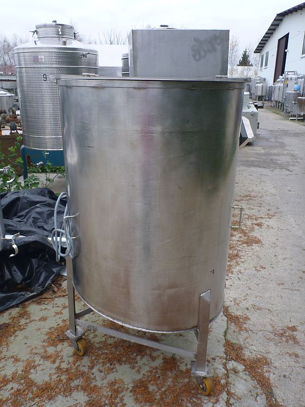 700 l vertical mixing tank on mobile wheels