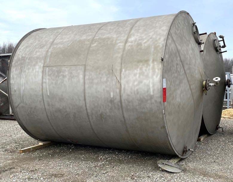 10,000 Gallon Stainless Steel Tank Side and Top[ Manways